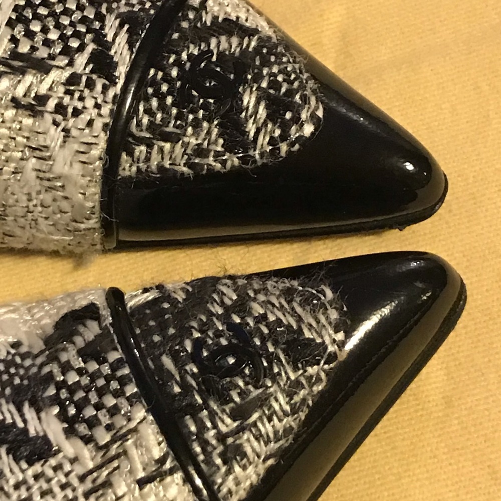 SOLD AUTH CHANEL 💕 CC Logo Tweed Pointed Toe Pump - Picture 2 of 6